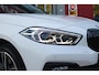 BMW 1-Serie 116i AUTOMAAT HIGH EXECUTIVE | DRAADLOZE APPLE CARPLAY/ANDROID AUTO | NAVIGATIE | PARKEERSENSOREN VOOR + ACHTER | SHADOW LINE | STOEL VERWARMING | CRUISE CONTROL | DAB+ RADIO | 17" LICHTMETALEN VELGEN | DRAADLOZE TELEFOONLADER |
