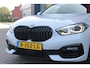 BMW 1-Serie 116i AUTOMAAT HIGH EXECUTIVE | DRAADLOZE APPLE CARPLAY/ANDROID AUTO | NAVIGATIE | PARKEERSENSOREN VOOR + ACHTER | SHADOW LINE | STOEL VERWARMING | CRUISE CONTROL | DAB+ RADIO | 17" LICHTMETALEN VELGEN | DRAADLOZE TELEFOONLADER |