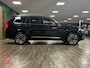 Volvo XC90 T8 AWD Recharge Plus Bright Long Range | Trekhaak | 360° Camera | Harman Kardon | All Season banden | 455pk | Adaptieve Cruise Control | Standkachel met Volvo On Call App | Stoelverwarming voor+achter | Stuurwielverwarming | Google Infotainment | Full LED meesturende koplampen | Pilot Assist | BLIS Dode Hoek Detectie | Elektrische voorstoelen geheugen | Lederen bekleding | Zitting verlenging voorstoelen | Lederen dashboard | 20 Inch | Keyless Drive | Parkeersensoren voor+achter | Privacy Glass | Elektrisch bedienbare achterklep | 7-Persoons | 4-Zone Climate Control | Geïntegreerde zongordijnen achterportieren | Geïntegreerd kinderzitje achterin | Verlichte instaplijsten | Draadloos telefoon opladen | Alarm Klasse III | DAB Radio | Apple Carplay/Android Auto | Volvo On Call met mobiele App functie | Onyx Black Metallic |