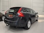 Volvo V60 T3 150pk Kinetic NAVI/LEER/TREKHAAK/LED/ECC/CRUISE/HIGH PERF AUDIO/PERFECT ONDERHOUDEN, NET GROTE OH BEURT GEHAD EN DISTR. RIEM IS VERVANGEN/ZO MEENEEMPRIJS