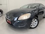 Volvo V60 T3 150pk Kinetic NAVI/LEER/TREKHAAK/LED/ECC/CRUISE/HIGH PERF AUDIO/PERFECT ONDERHOUDEN, NET GROTE OH BEURT GEHAD EN DISTR. RIEM IS VERVANGEN/ZO MEENEEMPRIJS
