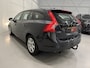 Volvo V60 T3 150pk Kinetic NAVI/LEER/TREKHAAK/LED/ECC/CRUISE/HIGH PERF AUDIO/PERFECT ONDERHOUDEN, NET GROTE OH BEURT GEHAD EN DISTR. RIEM IS VERVANGEN/ZO MEENEEMPRIJS