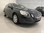 Volvo V60 T3 150pk Kinetic NAVI/LEER/TREKHAAK/LED/ECC/CRUISE/HIGH PERF AUDIO/PERFECT ONDERHOUDEN, NET GROTE OH BEURT GEHAD EN DISTR. RIEM IS VERVANGEN/ZO MEENEEMPRIJS