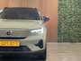 Volvo EX40 Single Motor Extended Range Ultra 82 kWh | 97% SoH | Schuifdak | 360° Camera | Harman Kardon | Adaptieve Cruise Control | Bestuurdersstoel elektrisch geheugen | Stoel en Stuurwielverwarming | 19 Inch | Passagiersstoel elektrisch | Microtech / alcantara bekleding met wit stiksel en bies | Zitting verlenging voorstoelen | Pilot Assist | BLIS Dode Hoek Detectie | Warmtepomp | Google Infotainment | Keyless Drive | Verlichtingspack 2 | Parkeersensoren voor+achter | Privacy Glass | Elektrisch bedienbare achterklep | Draadloos telefoon opladen | DAB Radio | Apple Carplay/Android Auto | Volvo On Call met mobiele App functie | Sage Green Metallic |