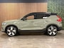 Volvo EX40 Single Motor Extended Range Ultra 82 kWh | 97% SoH | Schuifdak | 360° Camera | Harman Kardon | Adaptieve Cruise Control | Bestuurdersstoel elektrisch geheugen | Stoel en Stuurwielverwarming | 19 Inch | Passagiersstoel elektrisch | Microtech / alcantara bekleding met wit stiksel en bies | Zitting verlenging voorstoelen | Pilot Assist | BLIS Dode Hoek Detectie | Warmtepomp | Google Infotainment | Keyless Drive | Verlichtingspack 2 | Parkeersensoren voor+achter | Privacy Glass | Elektrisch bedienbare achterklep | Draadloos telefoon opladen | DAB Radio | Apple Carplay/Android Auto | Volvo On Call met mobiele App functie | Sage Green Metallic |