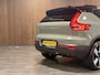 Volvo EX40 Single Motor Extended Range Ultra 82 kWh | 97% SoH | Schuifdak | 360° Camera | Harman Kardon | Adaptieve Cruise Control | Bestuurdersstoel elektrisch geheugen | Stoel en Stuurwielverwarming | 19 Inch | Passagiersstoel elektrisch | Microtech / alcantara bekleding met wit stiksel en bies | Zitting verlenging voorstoelen | Pilot Assist | BLIS Dode Hoek Detectie | Warmtepomp | Google Infotainment | Keyless Drive | Verlichtingspack 2 | Parkeersensoren voor+achter | Privacy Glass | Elektrisch bedienbare achterklep | Draadloos telefoon opladen | DAB Radio | Apple Carplay/Android Auto | Volvo On Call met mobiele App functie | Sage Green Metallic |
