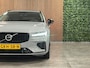 Volvo V60 T6 AWD Recharge Ultra Dark | Trekhaak | Schuifdak | Head-Up Display | Harman Kardon | Adaptieve Cruise Control | Stoelverwarming voor+achter | Stuurwielverwarming | Full LED Meesturende koplampen | Parkeercamera | Pilot Assist | BLIS Dode Hoek Detectie | Elektrische voorstoelen geheugen | Lederen bekleding | Zitting verlenging voorstoelen | Lederen dashboard | Google Infotainment | Keyless Drive | Parkeersensoren voor+achter | Privacy Glass | Elektrisch bedienbare achterklep | DAB Radio | Apple Carplay/Android Auto | Volvo On Call met mobiele App functie | Vapour Grey Metallic |