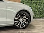 Volvo V60 T6 AWD Recharge Ultra Dark | Trekhaak | Schuifdak | Head-Up Display | Harman Kardon | Adaptieve Cruise Control | Stoelverwarming voor+achter | Stuurwielverwarming | Full LED Meesturende koplampen | Parkeercamera | Pilot Assist | BLIS Dode Hoek Detectie | Elektrische voorstoelen geheugen | Lederen bekleding | Zitting verlenging voorstoelen | Lederen dashboard | Google Infotainment | Keyless Drive | Parkeersensoren voor+achter | Privacy Glass | Elektrisch bedienbare achterklep | DAB Radio | Apple Carplay/Android Auto | Volvo On Call met mobiele App functie | Vapour Grey Metallic |