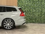 Volvo V60 T6 AWD Recharge Ultra Dark | Trekhaak | Schuifdak | Head-Up Display | Harman Kardon | Adaptieve Cruise Control | Stoelverwarming voor+achter | Stuurwielverwarming | Full LED Meesturende koplampen | Parkeercamera | Pilot Assist | BLIS Dode Hoek Detectie | Elektrische voorstoelen geheugen | Lederen bekleding | Zitting verlenging voorstoelen | Lederen dashboard | Google Infotainment | Keyless Drive | Parkeersensoren voor+achter | Privacy Glass | Elektrisch bedienbare achterklep | DAB Radio | Apple Carplay/Android Auto | Volvo On Call met mobiele App functie | Vapour Grey Metallic |