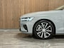 Volvo V60 T6 AWD Recharge Ultra Dark | Trekhaak | Schuifdak | Head-Up Display | Harman Kardon | Adaptieve Cruise Control | Stoelverwarming voor+achter | Stuurwielverwarming | Full LED Meesturende koplampen | Parkeercamera | Pilot Assist | BLIS Dode Hoek Detectie | Elektrische voorstoelen geheugen | Lederen bekleding | Zitting verlenging voorstoelen | Lederen dashboard | Google Infotainment | Keyless Drive | Parkeersensoren voor+achter | Privacy Glass | Elektrisch bedienbare achterklep | DAB Radio | Apple Carplay/Android Auto | Volvo On Call met mobiele App functie | Vapour Grey Metallic |
