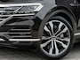 Volkswagen Touareg 3.0 TSi eHybrid 4MOTION | Panoramadak | Night Vision | Luchtvering | Massagestoelen + Ventilatie | Dynaudio | HUD | 360 Camera | Ambiance Interieur | Trekhaak | Soft Close | Stoelverwarming V+A |