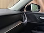 Volvo V60 B3 Essential Edition | All Season Banden | Cruise Control | Google Infotainment | Parkeersensoren achter | Climate Control L+R | Regensensor | 17 Inch | DAB Radio | Apple Carplay/Android Auto | Draadloos telefoon opladen | Volvo On Call met mobiele App functie | Onyx Black Metallic |