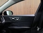 Volvo V60 B3 Essential Edition | All Season Banden | Cruise Control | Google Infotainment | Parkeersensoren achter | Climate Control L+R | Regensensor | 17 Inch | DAB Radio | Apple Carplay/Android Auto | Draadloos telefoon opladen | Volvo On Call met mobiele App functie | Onyx Black Metallic |
