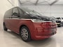 Volkswagen Multivan 1.4 eHybrid Life 7p. PANO/TREKHAAK/SOH 91%/H&K/EL.SCHUIFDEUREN/IQ-LIGHT/ACC/KEYLESS/CAMERA/17"BLACK/EL.A.KLEP/TWO-TONE FORTANA RED-DEEP BLACK/NET BEURT GEHAD BIJ VW DEALER