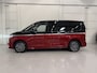 Volkswagen Multivan 1.4 eHybrid Life 7p. PANO/TREKHAAK/SOH 91%/H&K/EL.SCHUIFDEUREN/IQ-LIGHT/ACC/KEYLESS/CAMERA/17"BLACK/EL.A.KLEP/TWO-TONE FORTANA RED-DEEP BLACK/NET BEURT GEHAD BIJ VW DEALER