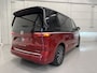 Volkswagen Multivan 1.4 eHybrid Life 7p. PANO/TREKHAAK/SOH 91%/H&K/EL.SCHUIFDEUREN/IQ-LIGHT/ACC/KEYLESS/CAMERA/17"BLACK/EL.A.KLEP/TWO-TONE FORTANA RED-DEEP BLACK/NET BEURT GEHAD BIJ VW DEALER