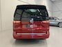 Volkswagen Multivan 1.4 eHybrid Life 7p. PANO/TREKHAAK/SOH 91%/H&K/EL.SCHUIFDEUREN/IQ-LIGHT/ACC/KEYLESS/CAMERA/17"BLACK/EL.A.KLEP/TWO-TONE FORTANA RED-DEEP BLACK/NET BEURT GEHAD BIJ VW DEALER