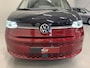 Volkswagen Multivan 1.4 eHybrid Life 7p. PANO/TREKHAAK/SOH 91%/H&K/EL.SCHUIFDEUREN/IQ-LIGHT/ACC/KEYLESS/CAMERA/17"BLACK/EL.A.KLEP/TWO-TONE FORTANA RED-DEEP BLACK/NET BEURT GEHAD BIJ VW DEALER