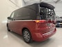 Volkswagen Multivan 1.4 eHybrid Life 7p. PANO/TREKHAAK/SOH 91%/H&K/EL.SCHUIFDEUREN/IQ-LIGHT/ACC/KEYLESS/CAMERA/17"BLACK/EL.A.KLEP/TWO-TONE FORTANA RED-DEEP BLACK/NET BEURT GEHAD BIJ VW DEALER