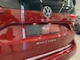 Volkswagen Multivan 1.4 eHybrid Life 7p. PANO/TREKHAAK/SOH 91%/H&K/EL.SCHUIFDEUREN/IQ-LIGHT/ACC/KEYLESS/CAMERA/17"BLACK/EL.A.KLEP/TWO-TONE FORTANA RED-DEEP BLACK/NET BEURT GEHAD BIJ VW DEALER