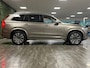 Volvo XC90 T8 AWD Recharge Inscription | Trekhaak | Stoelventilatie | Harman Kardon | Adpatieve Cruise Control | Stoel en stuurwielverwarming | Stoelmassage | Full LED meesturende koplampen | Schuifdak | Pilot Assist | BLIS Dode Hoek Detectie | Parkeercamera | Elektrische voorstoelen geheugen | Nappa Lederen bekleding | Zitting verlenging voorstoelen | Lederen dashboard | 20 Inch | Keyless Drive | Parkeersensoren voor+achter | Privacy Glass | Elektrisch bedienbare achterklep | Gelamineerde/geluidwerende zijruiten | Geïntegreerde zongordijnen achterportieren | Verlichte instaplijsten | 7-Persoons | 4-Zone Climate Control | Draadloos telefoon opladen | DAB Radio | Apple Carplay/Android Auto | Volvo On Call met mobiele App functie | Pebble Grey Metallic |