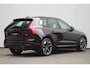 Volvo XC60 T6 Plug-in hybrid AWD Ultra Dark Luchtvering | Head-up Display | Visual Park Assist incl. 360° Camera | Panoramisch Schuif-/Kanteldak | Harman/Kardon | Semi-elektrische Trekhaak | Keyless | BLIS | Elektrische Achterklep Met Sensorsturing | Adaptieve Cruise Control | Pilot Assist | Elektrisch Verstelbare Stoelen Met Geheugen | Stoelverwarming Voor- en Achter | Stuurverwarming | Lederen Dashboard