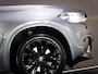 BMW X5 XDrive40e High Executive M-Sport (PANO, TREKHAAK, LUCHTVERING, HARMAN/KARDON-AUDIO, STOELVERWARMING, HEAD-UP, SPORTSTOELEN)