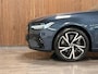 Volvo V90 T6 AWD Recharge Plus Dark | Schuifdak | 360 Camera | Harman Kardon | Adaptieve Cruise Control | Stoelverwarming voor+achter | Stuurwielverwarming | 19 Inch | Full LED Meesturende koplampen | Pilot Assist | BLIS Dode Hoek Detectie | Elektrische voorstoelen geheugen | R-Design Contourstoelen Nappa Leder met wit stiksel en bies | Zitting verlenging voorstoelen | Lederen Dashboard | Google Infotainment | Keyless Drive | Parkeersensoren voor+achter | Privacy Glass | Elektrisch bedienbare achterklep | Geïntegreerde zongordijnen achterportieren | Verlichte instaplijsten | DAB Radio | Apple Carplay/Android Auto | Alarm Klasse III | Volvo On Call met mobiele App functie | Denim Blue Black Metallic |