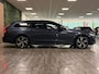 Volvo V90 T6 AWD Recharge Plus Dark | Schuifdak | 360 Camera | Harman Kardon | Adaptieve Cruise Control | Stoelverwarming voor+achter | Stuurwielverwarming | 19 Inch | Full LED Meesturende koplampen | Pilot Assist | BLIS Dode Hoek Detectie | Elektrische voorstoelen geheugen | R-Design Contourstoelen Nappa Leder met wit stiksel en bies | Zitting verlenging voorstoelen | Lederen Dashboard | Google Infotainment | Keyless Drive | Parkeersensoren voor+achter | Privacy Glass | Elektrisch bedienbare achterklep | Geïntegreerde zongordijnen achterportieren | Verlichte instaplijsten | DAB Radio | Apple Carplay/Android Auto | Alarm Klasse III | Volvo On Call met mobiele App functie | Denim Blue Black Metallic |