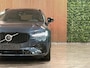 Volvo V90 T6 AWD Recharge Plus Dark | Schuifdak | 360 Camera | Harman Kardon | Adaptieve Cruise Control | Stoelverwarming voor+achter | Stuurwielverwarming | 19 Inch | Full LED Meesturende koplampen | Pilot Assist | BLIS Dode Hoek Detectie | Elektrische voorstoelen geheugen | R-Design Contourstoelen Nappa Leder met wit stiksel en bies | Zitting verlenging voorstoelen | Lederen Dashboard | Google Infotainment | Keyless Drive | Parkeersensoren voor+achter | Privacy Glass | Elektrisch bedienbare achterklep | Geïntegreerde zongordijnen achterportieren | Verlichte instaplijsten | DAB Radio | Apple Carplay/Android Auto | Alarm Klasse III | Volvo On Call met mobiele App functie | Denim Blue Black Metallic |