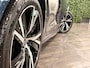 Volvo V90 T6 AWD Recharge Plus Dark | Schuifdak | 360 Camera | Harman Kardon | Adaptieve Cruise Control | Stoelverwarming voor+achter | Stuurwielverwarming | 19 Inch | Full LED Meesturende koplampen | Pilot Assist | BLIS Dode Hoek Detectie | Elektrische voorstoelen geheugen | R-Design Contourstoelen Nappa Leder met wit stiksel en bies | Zitting verlenging voorstoelen | Lederen Dashboard | Google Infotainment | Keyless Drive | Parkeersensoren voor+achter | Privacy Glass | Elektrisch bedienbare achterklep | Geïntegreerde zongordijnen achterportieren | Verlichte instaplijsten | DAB Radio | Apple Carplay/Android Auto | Alarm Klasse III | Volvo On Call met mobiele App functie | Denim Blue Black Metallic |