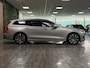 Volvo V60 T6 AWD Recharge Plus Bright | Schuifdak | Trekhaak | 360° Camera | Adaptieve Cruise Control | Stoelverwarming voor+achter | Stuurwielverwarming | Full LED Meesturende koplampen | Pilot Assist | Elektrische voorstoelen geheugen | Lederen bekleding | Zitting verlenging voorstoelen | 18 Inch | Google Infotainment | Keyless Drive | Parkeersensoren voor+achter | Elektrisch bedienbare achterklep | DAB Radio | Apple Carplay/Android Auto | Volvo On Call met mobiele App functie | Silver Dawn Metallic |
