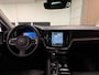 Volvo V60 T6 AWD Recharge Plus Bright | Schuifdak | Trekhaak | 360° Camera | Adaptieve Cruise Control | Stoelverwarming voor+achter | Stuurwielverwarming | Full LED Meesturende koplampen | Pilot Assist | Elektrische voorstoelen geheugen | Lederen bekleding | Zitting verlenging voorstoelen | 18 Inch | Google Infotainment | Keyless Drive | Parkeersensoren voor+achter | Elektrisch bedienbare achterklep | DAB Radio | Apple Carplay/Android Auto | Volvo On Call met mobiele App functie | Silver Dawn Metallic |