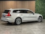 Volvo V60 T6 AWD Recharge Plus Bright | Schuifdak | Trekhaak | 360° Camera | Adaptieve Cruise Control | Stoelverwarming voor+achter | Stuurwielverwarming | Full LED Meesturende koplampen | Pilot Assist | Elektrische voorstoelen geheugen | Lederen bekleding | Zitting verlenging voorstoelen | 18 Inch | Google Infotainment | Keyless Drive | Parkeersensoren voor+achter | Elektrisch bedienbare achterklep | DAB Radio | Apple Carplay/Android Auto | Volvo On Call met mobiele App functie | Silver Dawn Metallic |
