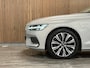 Volvo V60 T6 AWD Recharge Plus Bright | Schuifdak | Trekhaak | 360° Camera | Adaptieve Cruise Control | Stoelverwarming voor+achter | Stuurwielverwarming | Full LED Meesturende koplampen | Pilot Assist | Elektrische voorstoelen geheugen | Lederen bekleding | Zitting verlenging voorstoelen | 18 Inch | Google Infotainment | Keyless Drive | Parkeersensoren voor+achter | Elektrisch bedienbare achterklep | DAB Radio | Apple Carplay/Android Auto | Volvo On Call met mobiele App functie | Silver Dawn Metallic |