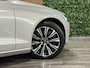Volvo V60 T6 AWD Recharge Plus Bright | Schuifdak | Trekhaak | 360° Camera | Adaptieve Cruise Control | Stoelverwarming voor+achter | Stuurwielverwarming | Full LED Meesturende koplampen | Pilot Assist | Elektrische voorstoelen geheugen | Lederen bekleding | Zitting verlenging voorstoelen | 18 Inch | Google Infotainment | Keyless Drive | Parkeersensoren voor+achter | Elektrisch bedienbare achterklep | DAB Radio | Apple Carplay/Android Auto | Volvo On Call met mobiele App functie | Silver Dawn Metallic |
