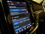 Volvo V60 T6 AWD Recharge Plus Bright | Schuifdak | Trekhaak | 360° Camera | Adaptieve Cruise Control | Stoelverwarming voor+achter | Stuurwielverwarming | Full LED Meesturende koplampen | Pilot Assist | Elektrische voorstoelen geheugen | Lederen bekleding | Zitting verlenging voorstoelen | 18 Inch | Google Infotainment | Keyless Drive | Parkeersensoren voor+achter | Elektrisch bedienbare achterklep | DAB Radio | Apple Carplay/Android Auto | Volvo On Call met mobiele App functie | Silver Dawn Metallic |