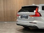 Volvo V60 T6 AWD Recharge Plus Bright | Schuifdak | Trekhaak | 360° Camera | Adaptieve Cruise Control | Stoelverwarming voor+achter | Stuurwielverwarming | Full LED Meesturende koplampen | Pilot Assist | Elektrische voorstoelen geheugen | Lederen bekleding | Zitting verlenging voorstoelen | 18 Inch | Google Infotainment | Keyless Drive | Parkeersensoren voor+achter | Elektrisch bedienbare achterklep | DAB Radio | Apple Carplay/Android Auto | Volvo On Call met mobiele App functie | Silver Dawn Metallic |