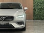 Volvo V60 T6 AWD Recharge Plus Bright | Schuifdak | Trekhaak | 360° Camera | Adaptieve Cruise Control | Stoelverwarming voor+achter | Stuurwielverwarming | Full LED Meesturende koplampen | Pilot Assist | Elektrische voorstoelen geheugen | Lederen bekleding | Zitting verlenging voorstoelen | 18 Inch | Google Infotainment | Keyless Drive | Parkeersensoren voor+achter | Elektrisch bedienbare achterklep | DAB Radio | Apple Carplay/Android Auto | Volvo On Call met mobiele App functie | Silver Dawn Metallic |