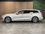 Volvo V60 T6 AWD Recharge Plus Bright | Schuifdak | Trekhaak | 360° Camera | Adaptieve Cruise Control | Stoelverwarming voor+achter | Stuurwielverwarming | Full LED Meesturende koplampen | Pilot Assist | Elektrische voorstoelen geheugen | Lederen bekleding | Zitting verlenging voorstoelen | 18 Inch | Google Infotainment | Keyless Drive | Parkeersensoren voor+achter | Elektrisch bedienbare achterklep | DAB Radio | Apple Carplay/Android Auto | Volvo On Call met mobiele App functie | Silver Dawn Metallic |