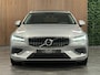 Volvo V60 T6 AWD Recharge Plus Bright | Schuifdak | Trekhaak | 360° Camera | Adaptieve Cruise Control | Stoelverwarming voor+achter | Stuurwielverwarming | Full LED Meesturende koplampen | Pilot Assist | Elektrische voorstoelen geheugen | Lederen bekleding | Zitting verlenging voorstoelen | 18 Inch | Google Infotainment | Keyless Drive | Parkeersensoren voor+achter | Elektrisch bedienbare achterklep | DAB Radio | Apple Carplay/Android Auto | Volvo On Call met mobiele App functie | Silver Dawn Metallic |