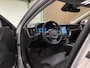Volvo V60 T6 AWD Recharge Plus Bright | Schuifdak | Trekhaak | 360° Camera | Adaptieve Cruise Control | Stoelverwarming voor+achter | Stuurwielverwarming | Full LED Meesturende koplampen | Pilot Assist | Elektrische voorstoelen geheugen | Lederen bekleding | Zitting verlenging voorstoelen | 18 Inch | Google Infotainment | Keyless Drive | Parkeersensoren voor+achter | Elektrisch bedienbare achterklep | DAB Radio | Apple Carplay/Android Auto | Volvo On Call met mobiele App functie | Silver Dawn Metallic |