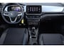 Volkswagen T-Cross 1.0 TSI Life Edition 95PK / 70kW, 60 maanden / 100.000km garantie, privacy glas, 16" 'Zurich' LMV met 4 seizoenenbanden, verwarmbare voorstoelen, 2-zone climatronic, adaptieve cruise control (ACC), regensensor, LED verlichting, grootlichtassistent (Light Assist), draadloos Apple Carplay & Android Auto, draadloze telefoonlader, navigatie, elektrisch verstel-, verwarm- en inklapbare buitenspiegels, parkeersensoren voor en achter (PDC), DAB+, variabele laadvloer etc.