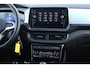 Volkswagen T-Cross 1.0 TSI Life Edition 95PK / 70kW, 60 maanden / 100.000km garantie, privacy glas, 16" 'Zurich' LMV met 4 seizoenenbanden, verwarmbare voorstoelen, 2-zone climatronic, adaptieve cruise control (ACC), regensensor, LED verlichting, grootlichtassistent (Light Assist), draadloos Apple Carplay & Android Auto, draadloze telefoonlader, navigatie, elektrisch verstel-, verwarm- en inklapbare buitenspiegels, parkeersensoren voor en achter (PDC), DAB+, variabele laadvloer etc.