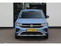 Volkswagen T-Cross 1.0 TSI Life Edition 95PK / 70kW, 60 maanden / 100.000km garantie, privacy glas, 16" 'Zurich' LMV met 4 seizoenenbanden, verwarmbare voorstoelen, 2-zone climatronic, adaptieve cruise control (ACC), regensensor, LED verlichting, grootlichtassistent (Light Assist), draadloos Apple Carplay & Android Auto, draadloze telefoonlader, navigatie, elektrisch verstel-, verwarm- en inklapbare buitenspiegels, parkeersensoren voor en achter (PDC), DAB+, variabele laadvloer etc.