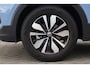 Volkswagen T-Cross 1.0 TSI Life Edition 95PK / 70kW, 60 maanden / 100.000km garantie, privacy glas, 16" 'Zurich' LMV met 4 seizoenenbanden, verwarmbare voorstoelen, 2-zone climatronic, adaptieve cruise control (ACC), regensensor, LED verlichting, grootlichtassistent (Light Assist), draadloos Apple Carplay & Android Auto, draadloze telefoonlader, navigatie, elektrisch verstel-, verwarm- en inklapbare buitenspiegels, parkeersensoren voor en achter (PDC), DAB+, variabele laadvloer etc.
