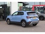 Volkswagen T-Cross 1.0 TSI Life Edition 95PK / 70kW, 60 maanden / 100.000km garantie, privacy glas, 16" 'Zurich' LMV met 4 seizoenenbanden, verwarmbare voorstoelen, 2-zone climatronic, adaptieve cruise control (ACC), regensensor, LED verlichting, grootlichtassistent (Light Assist), draadloos Apple Carplay & Android Auto, draadloze telefoonlader, navigatie, elektrisch verstel-, verwarm- en inklapbare buitenspiegels, parkeersensoren voor en achter (PDC), DAB+, variabele laadvloer etc.