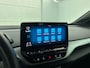 Volkswagen ID.4 Life 77 kWh Automaat SOH 90% Navigatie Apple Carplay/Android Auto Adaptive Cruise Control Parkeersensoren Stoel- en stuurverwarming Full Led Climate Control Lichtmetalen velgen