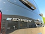 Peugeot e-Expert Combi L3 75kWh 136pk | 9-persoons | Achterdeuren met ramen | Extra getinte ramen uitschuifbaar | Auto Airco Pakket | Airco op tweede en derde zitrij | Climate control | Mistlampen | Multimedia | NAVI | Apple Carplay | Android Auto | Bestuurdersstoel comfort met armsteun | Voor en achterbumper meegespoten in lakkleur | Trekhaak | van €67.969 voor €53.015 incl. BTW rijklaar | TAXI ombouw mogelijk