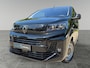 Peugeot e-Expert Combi L3 75kWh 136pk | 9-persoons | Achterdeuren met ramen | Extra getinte ramen uitschuifbaar | Auto Airco Pakket | Airco op tweede en derde zitrij | Climate control | Mistlampen | Multimedia | NAVI | Apple Carplay | Android Auto | Bestuurdersstoel comfort met armsteun | Voor en achterbumper meegespoten in lakkleur | Trekhaak | van €67.969 voor €53.015 incl. BTW rijklaar | TAXI ombouw mogelijk